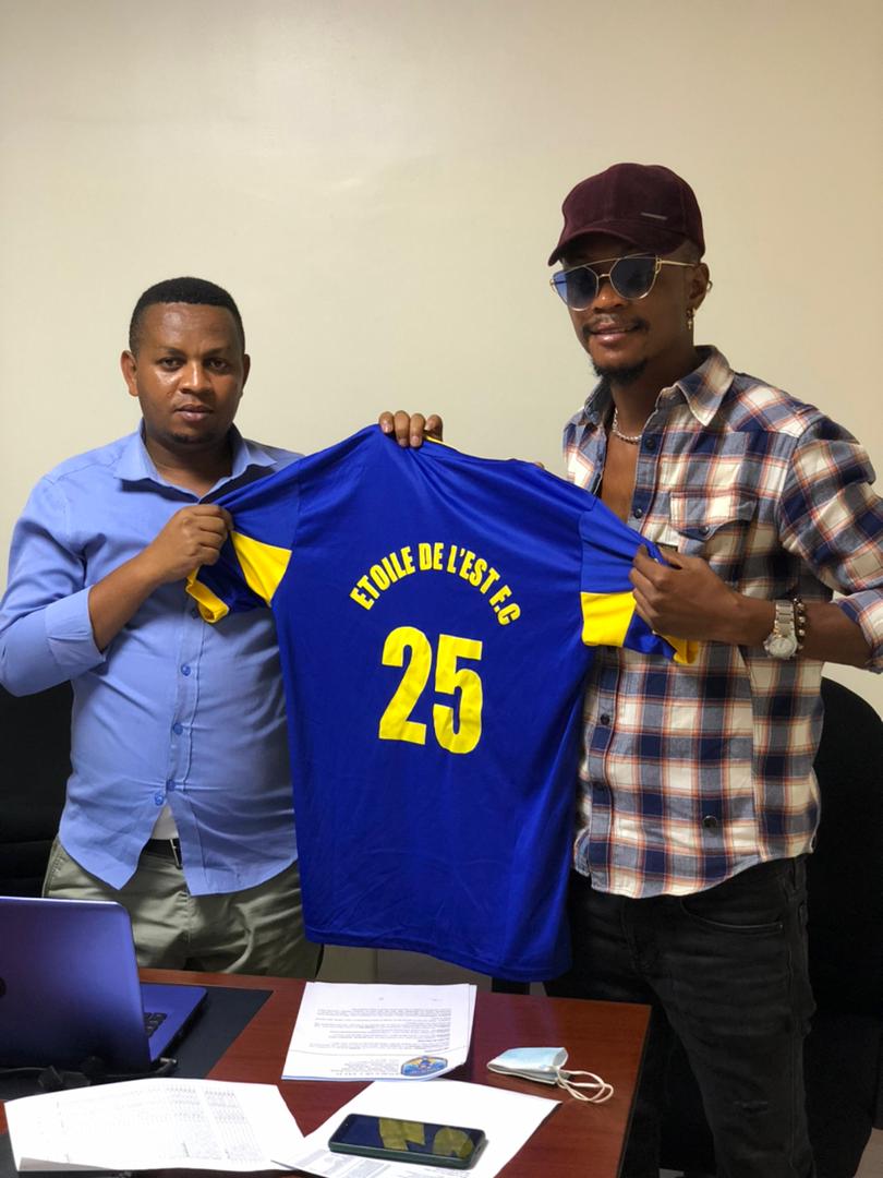 Myugariro ukomoka muri RDC witwa Nzau Ndimbumba Jordan (wambaye ingofero) yasinyiye ikipe ya Etoile de l'Est