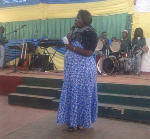 Umunyamabanga nshingwabikorawa w'umurenge wa Rwimbogo, Madame Kankindi Leoncie, mu gitaramo cya Orchestre Amis des Jeunes.