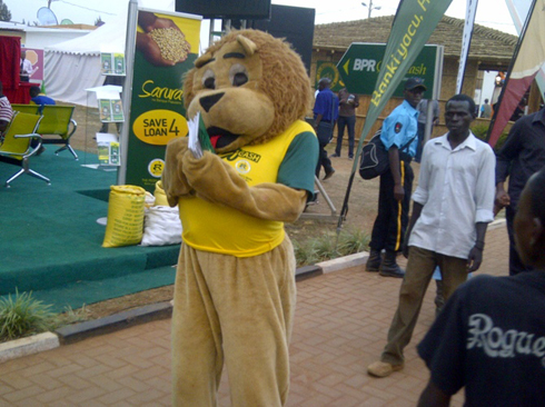 Bamwe baza kwitabira imurikagurisha bashaka kwirebera udushya duhari.