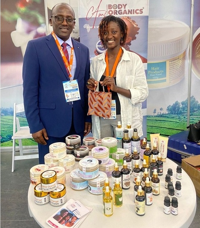 Amb. Claude Nikobisanzwe ari kumwe n'umwe mu Banyarwanda bitabiriye imurikagurisha