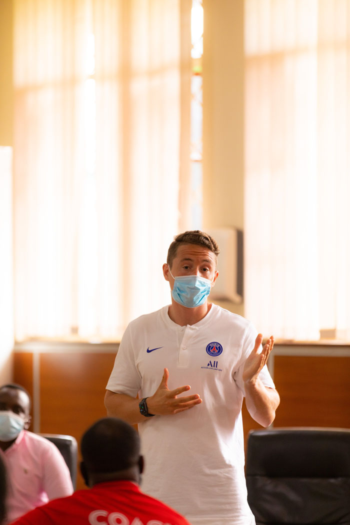 Benjamin Houri, Umutoza mukuru w'ishuri ry'umupira w'amaguru rya Paris Saint-Germain ni we uri gutanga aya mahugurwa