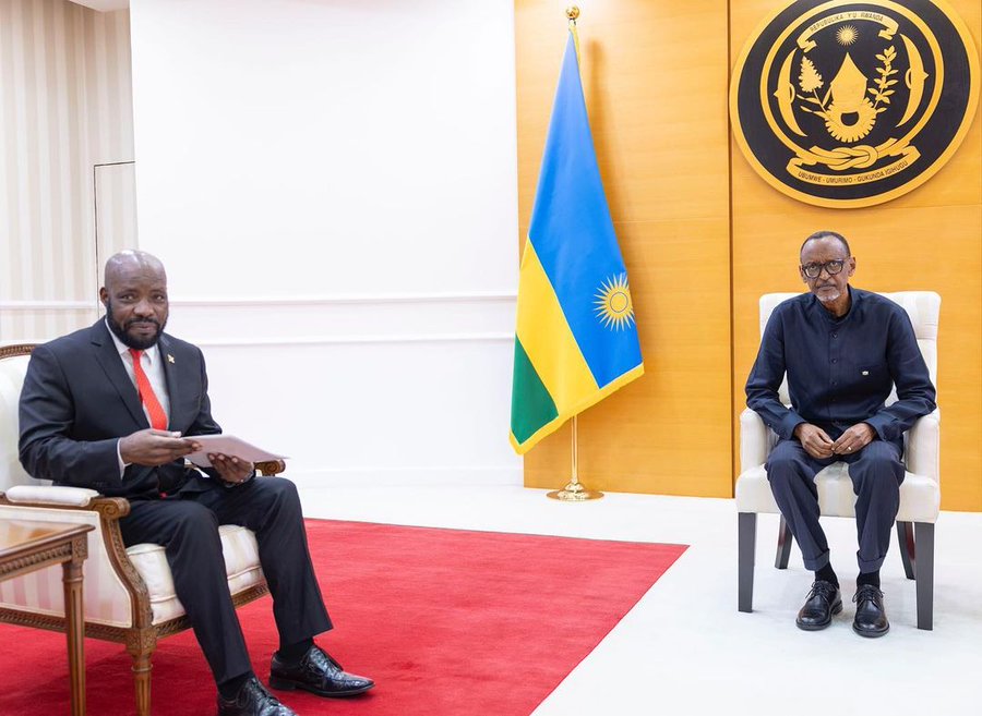Perezida Paul Kagame yakiriye na Ambasaderi Gervais Abayeho, Minisitiri w'u Burundi ushinzwe umuryango wa Afurika y'Iburasirazuba, Urubyiruko, Umuco na Siporo n'itsinda ayoboye