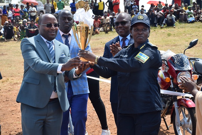 Umurenge wa kabiri wahawe igikombe