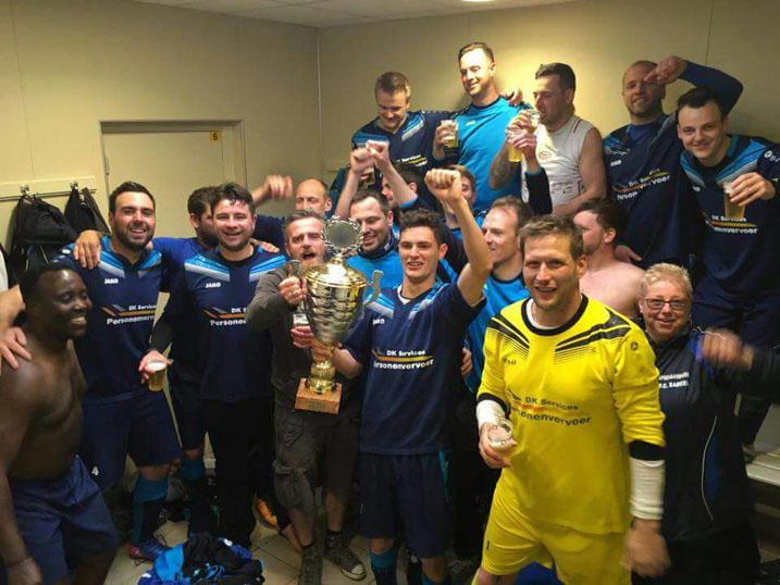 Ntare (utambaye hejuru) hamwe n'ikipe ye y'abatarabigize umwuga baheruka kwegukana igikombe