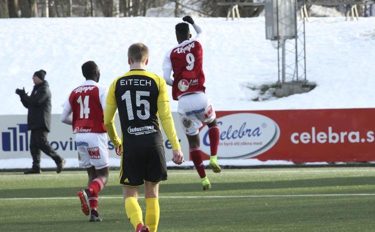 Yannick Mukunzi yishimira igitego