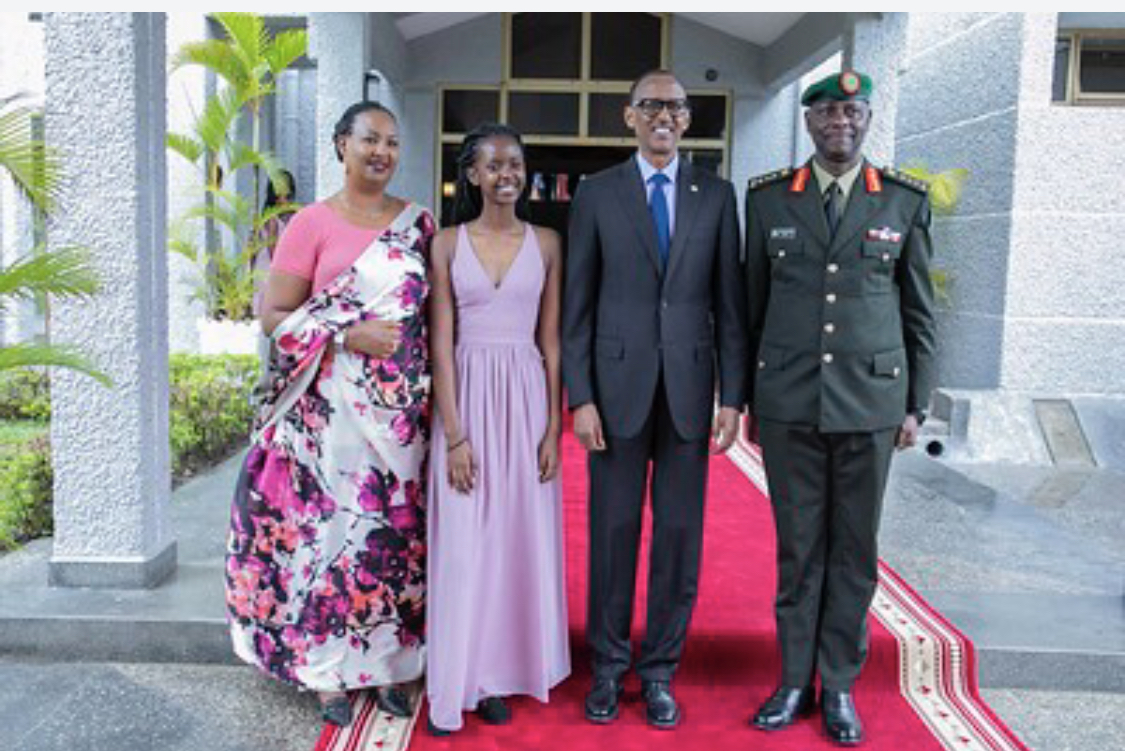 Lt Gen Musemakweli n'Umuryango we bari baje kumushyigikira yarahiriye Inshingano z'Ubugenzuzi bwa RDF 