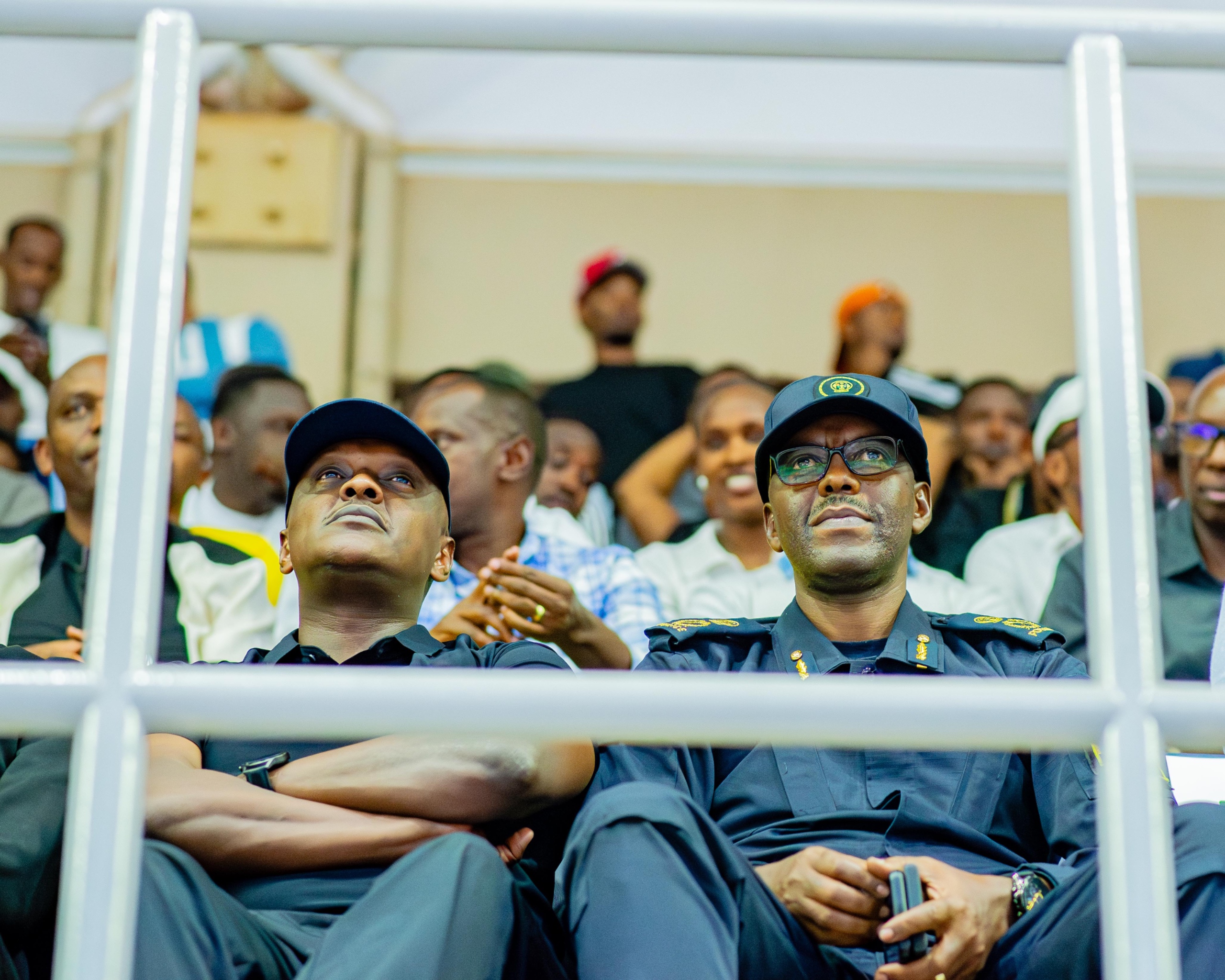 Umuvugizi w'ingabo z'igihugu Brigadier General Ronald Rwivanga ndetse n'umuvugizi wa police y'u Rwanda Assistant Commissioner of Police (ACP) Boniface Rutikanga barebye iyi mikino