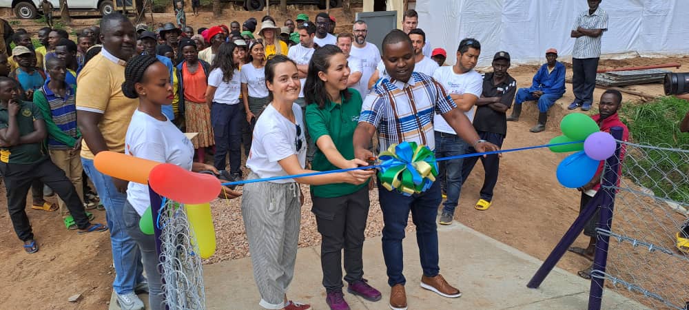 Ubwo bafunguraga icyo kiraro