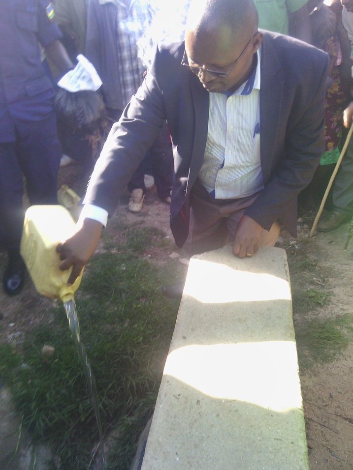 Fabien Niyitegeka Vice Mayor Economique, amena kanyanga.