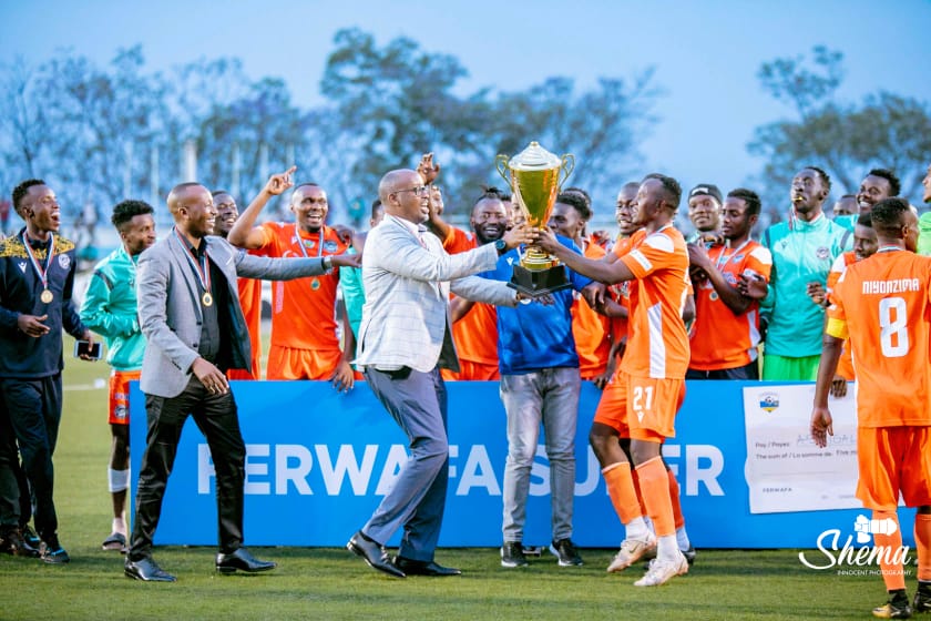 Perezida wa AS Kigali Shema Fabrice yishimira igikombe 