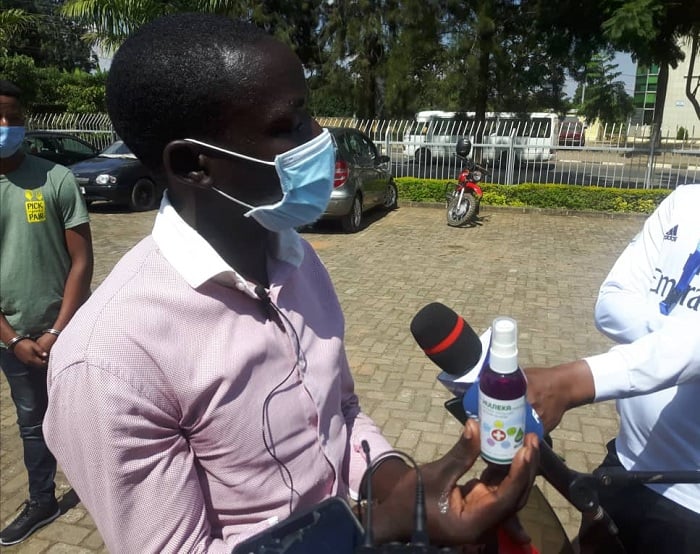 Hari abamotari bavugwaho guha abantu amazi bababeshya ko ari umuti bakoresha mu kwirinda Covid-19