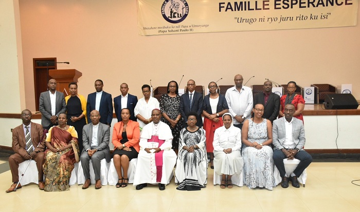 Abayobozi ba Famille Espérance n'abashyitsi bakuru basoje ibirori bafata ifoto y'urwibutso