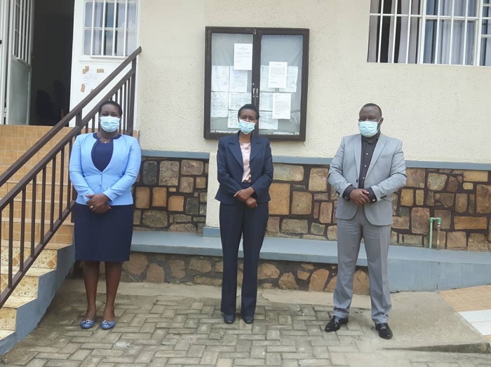 Umunyamabanga wa Leta muri MINALOC Nyirarukundo Ignatienne, hagati y'Umuyobozi Mukuru mushya wa FARG hamwe n'ucyuye igihe