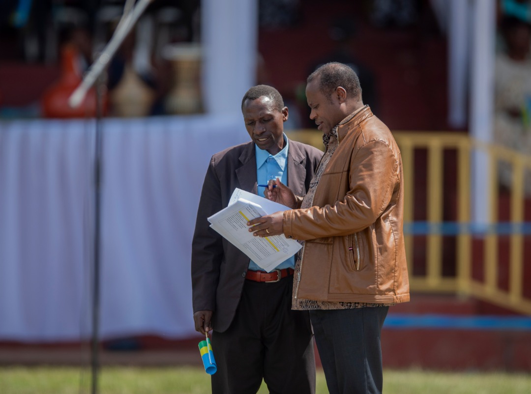 Faustin Tuyishime abwira minisitiri Uzziel Ndagijimana w'igenamigambi ikibazo cye cyose