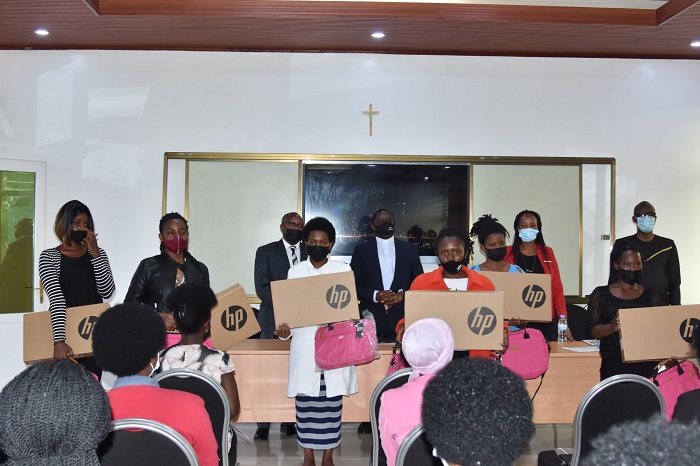 Abakobwa umunani bashya bashyikirijwe mudasobwa