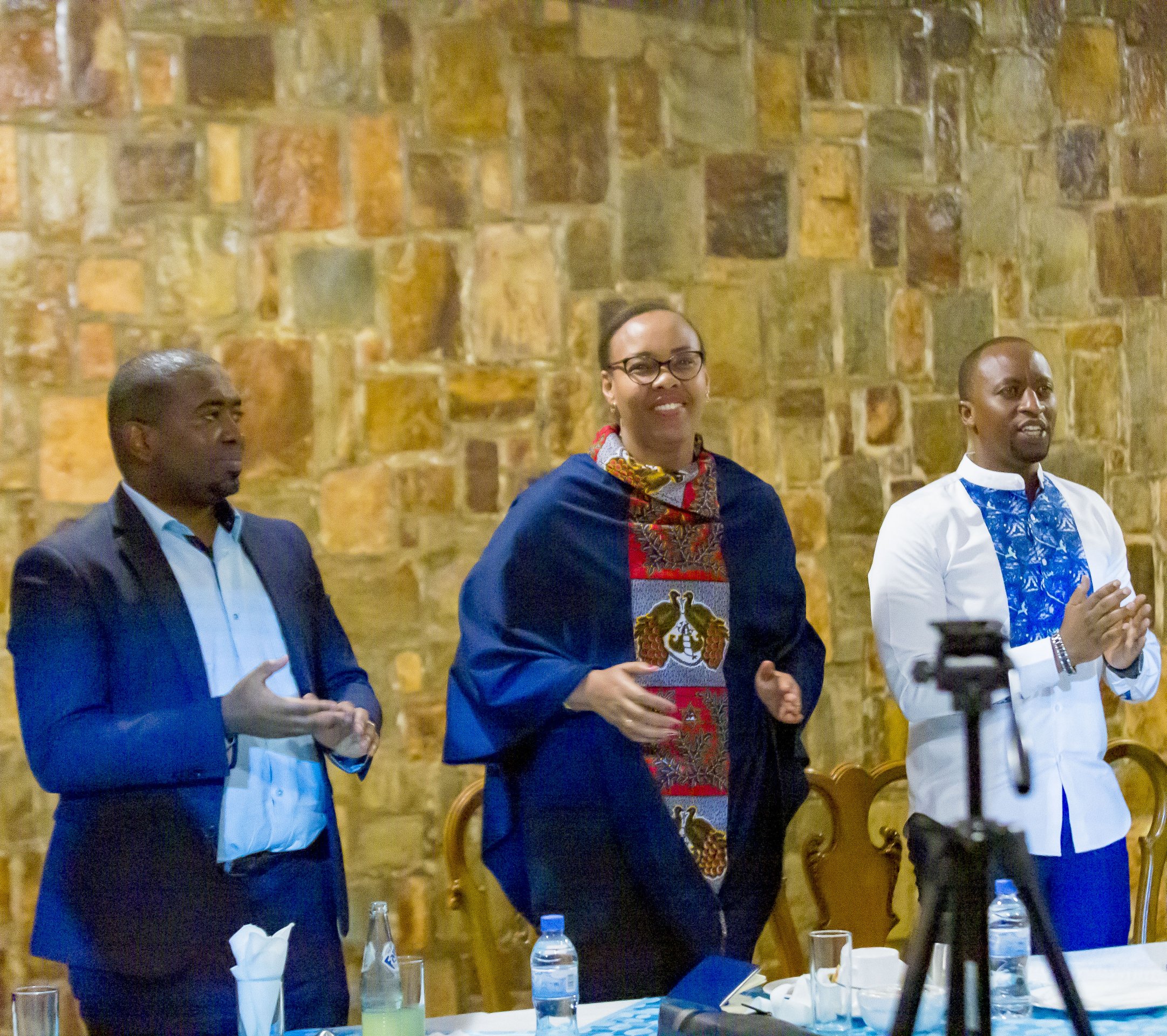 Minisitiri wa Siporo, Munyangaju Aurore Mimosa ari kumwe na Shema Maboko Didier ndetse na Perezida wa FERWAFA Nizeyimana Olivier