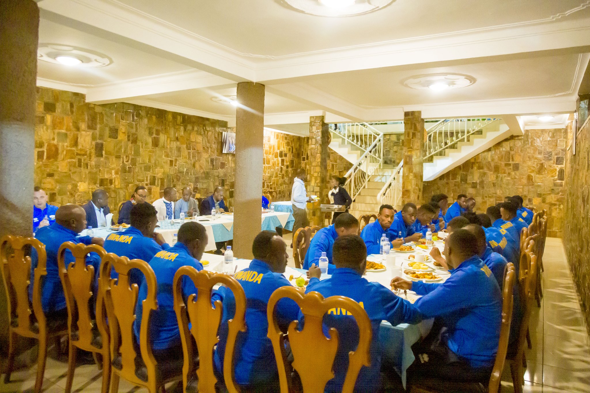 Minisitiri yasangiye n'abakinnyi b'Amavubi