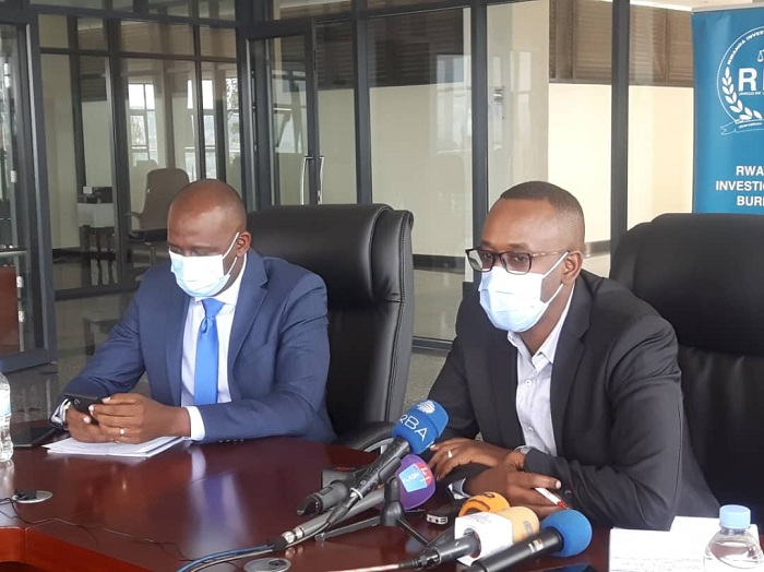 Gisagara Alex wa FDA (iburyo) hamwe na Dr Murangira B Thierry wa RIB, mu kiganiro bagiranye n