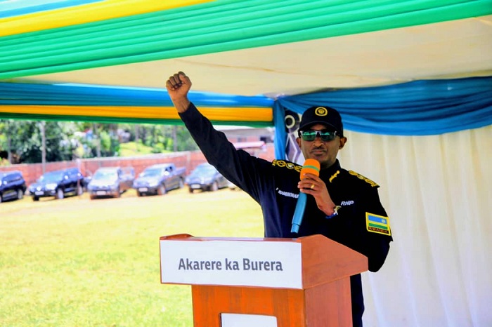 IGP Felix Namuhoranye ubwo ku itariki ya 17 Werurwe 2025 yemereraga Twiheshe Agaciro Cyanika iyo nkunga