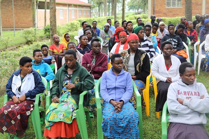 Aba bagore na bo bahoze ari abarwanyi barimo guhugurirwa i Mutobo hamwe na Ikirenga Frida