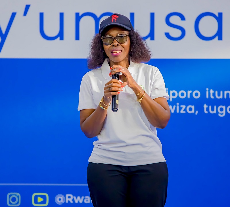 Minisitiri Amb. Christine Nkulikiyinka yahamije ko umunsi w'umurimo utareba abakozi gusa