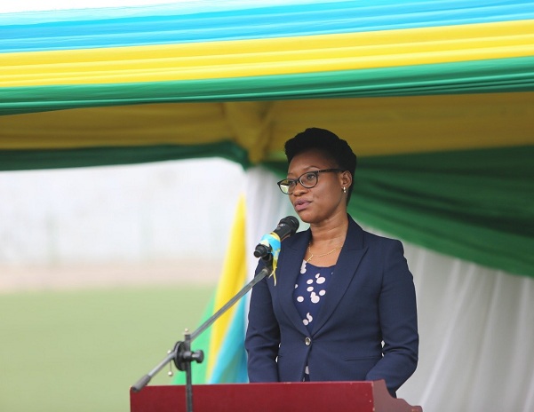 Minisitiri Bayisenge yasabye abo bagore gukoresha neza inkunga bahawe