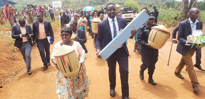 Guverineri Nyirarugero na Meya Nzabonimpa bizihije umunsi w'umugore wo mu cyaro bafasha abatishoboye