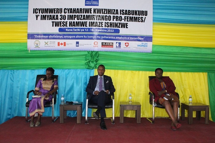 Umuyobozi wa Pro-Femmes, Dr. Gahongayire Liberate (ibumoso) avuga ko inkano y'umurengera ishobora kubangamira ihame ry'uburinganire n'ubwuzuzanye