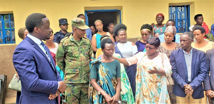 Guverineri Nyirarugero aganiriza umubyeyi washyikirijwe inzu