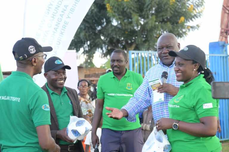 FERWAFA yaboneyeho gusigira Akarere ka Nyanza imipira izajya yifashishwa mu gukina