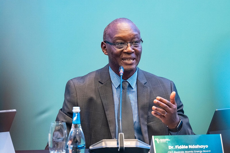 Umuyobozi Mukuru wa RAEB, Dr. Fidele Ndahayo mu kiganiro n'abanyamakuru