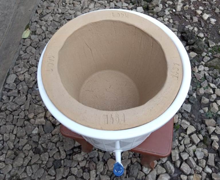 Filitiri z'amazi zikozwe mu ibumba zikorwa na EAR Diyoseze ya Shyogwe, zituma abantu badasabwa guteka amazi bohereza imyuka mu kirere