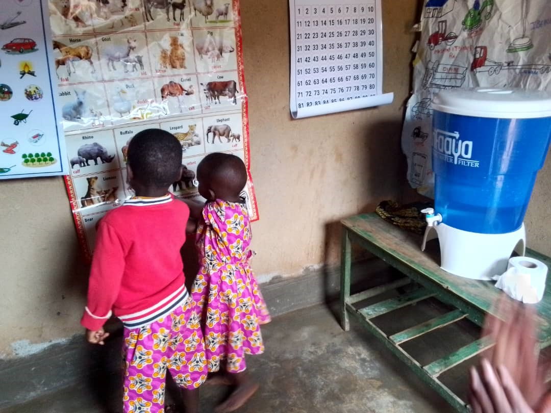 Aho abana baba bari hari amazi meza yo kunywa