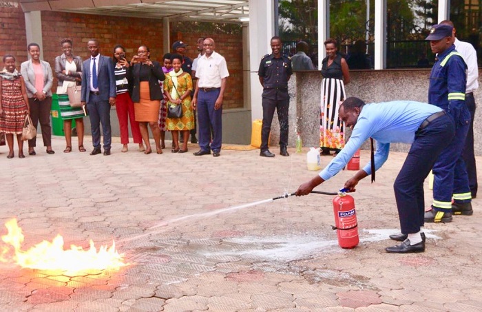 Bigishijwe uko bakoresha kizimyamoto igihe habaye inkongi y