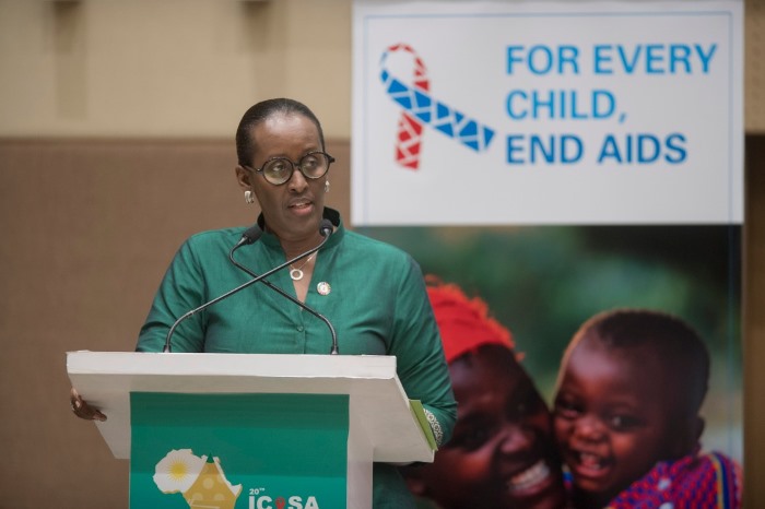 Madame Jeannette Kagame avuga ko abakobwa bandura cyane kurusha basaza babo