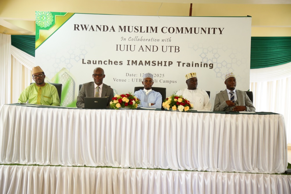 Mufti w'u Rwanda, Sheikh Musa Sindayigaya (hagati) hamwe n'abandi bayobozi barimo abahagarariye Kaminuza za UTB na IUIU batangije ku mugaragaro amahugurwa ya ba Imam