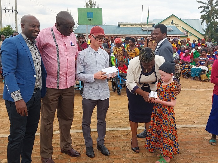 Bahawe n'amavuta arinda uruhu rwabo kwangirika