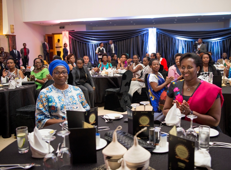 Madame Claudine Talon yakiriwe ku meza na Madame Jeannette Kagame 