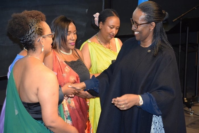 Abanyarwanda bagize ibihe byo kwishimana na Madamu Jeannette Kagame