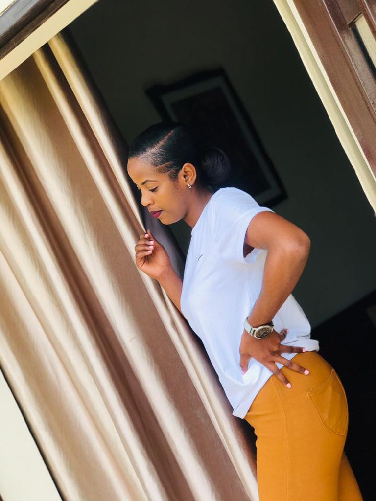 Nk'undi mwari w'Umunyarwandakazi, iyo avuye mu kibuga yiyitaho