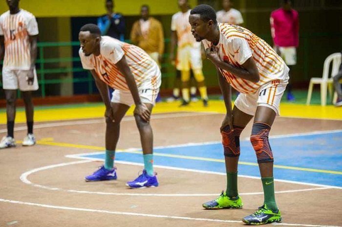 Kapiteni wa Gisagara VC Ndamukunda Flavier (iburyo) avuga ko gusubukura shampiyona bakina na REG VC ari ikizamini kitoroshye