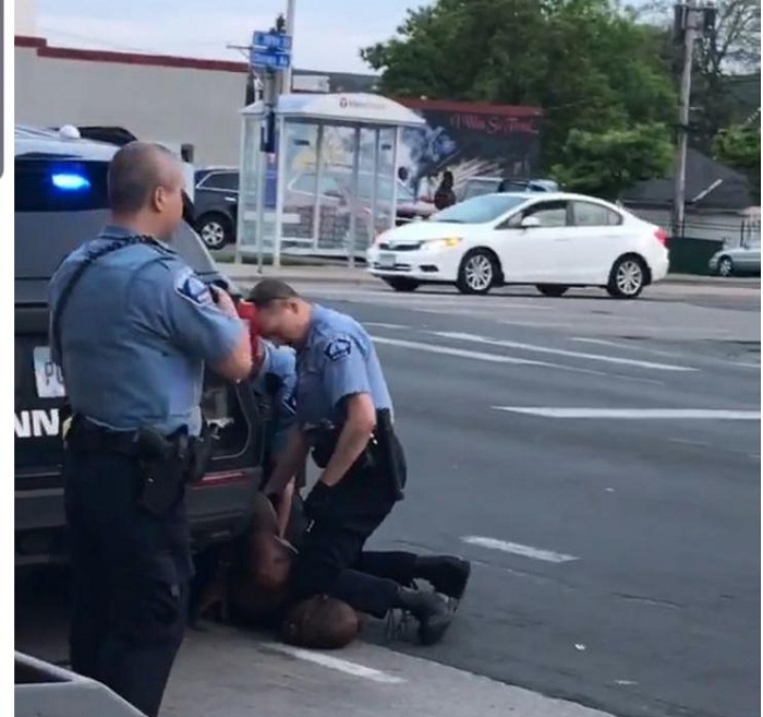 Ubwo Floyd yicwaga atsikamiwe ku ijosi