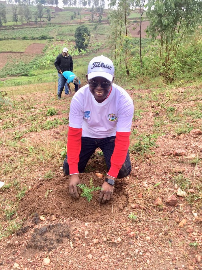 Fode Ndiaye atera igiti mu Karere ka Kamonyi