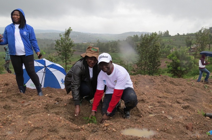 Umuyobozi w'Akarere ka Kamonyi na Fode Ndiaye batera igiti