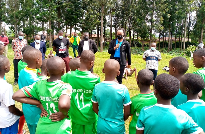 Minisitiri Munyangaju yabwiye abana batozwa umupira ko ahazaza h