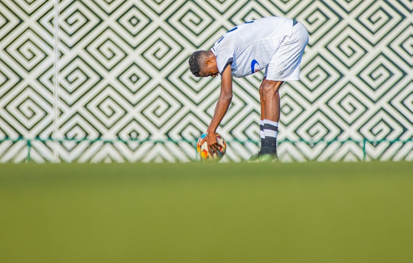 Victor Mbaoma amaze kugeza umupira ku bwatsi bwa stade Mpuzamahanga ya Huye