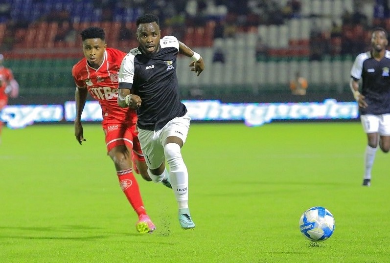 Mugisha Gilbert ni umwe mu bakinnyi babanje mu kibuga