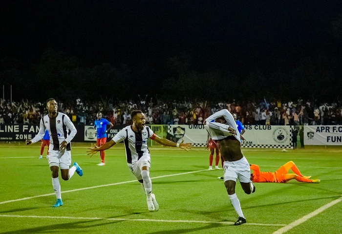 Bizimana Yannick yatsinze akuramo umupira 