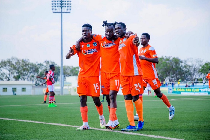 Tshabalala afashwa na bagenzi be kwishimira igitego 