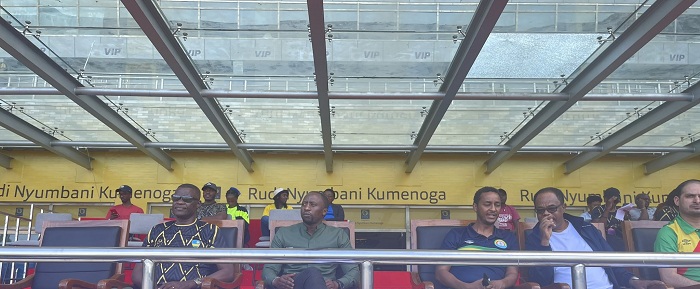 Perezida wa FERWAFA (wa kabiri uturutse i bumoso), Nizeyimana Olivier yarebye uyu mukino